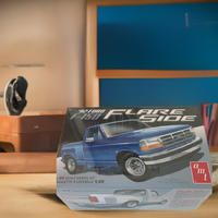 AMT 1992 Ford F-150 Flare Side 1:25 Scale 1451 Plastic Model Kit